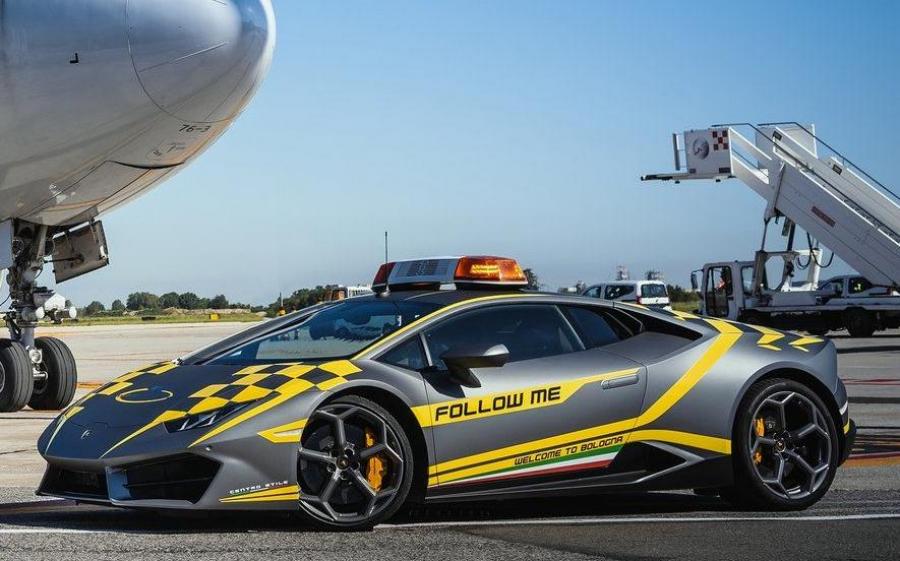 Lamborghini Huracan Follow Me Bologna Airport '2019